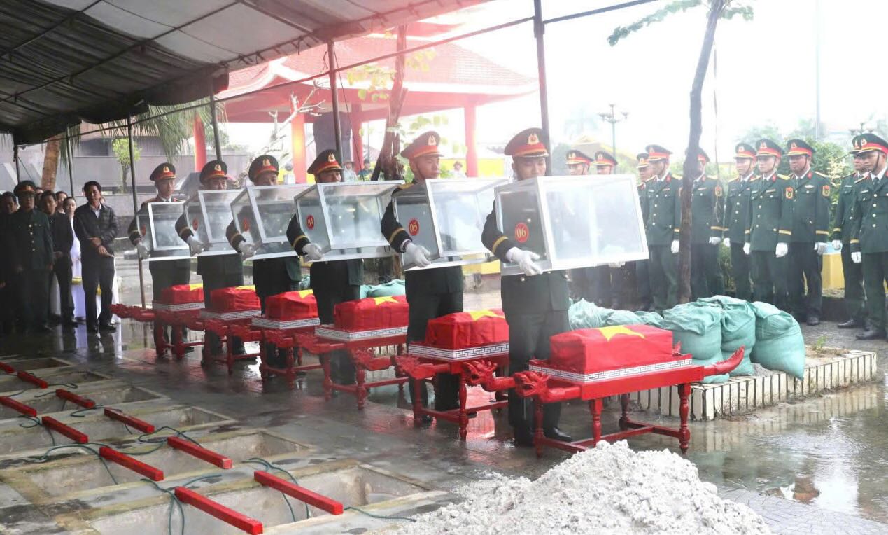 The ceremony of visiting, reciting and burying 6 martyrs' remains. Photo: Han Nguyen