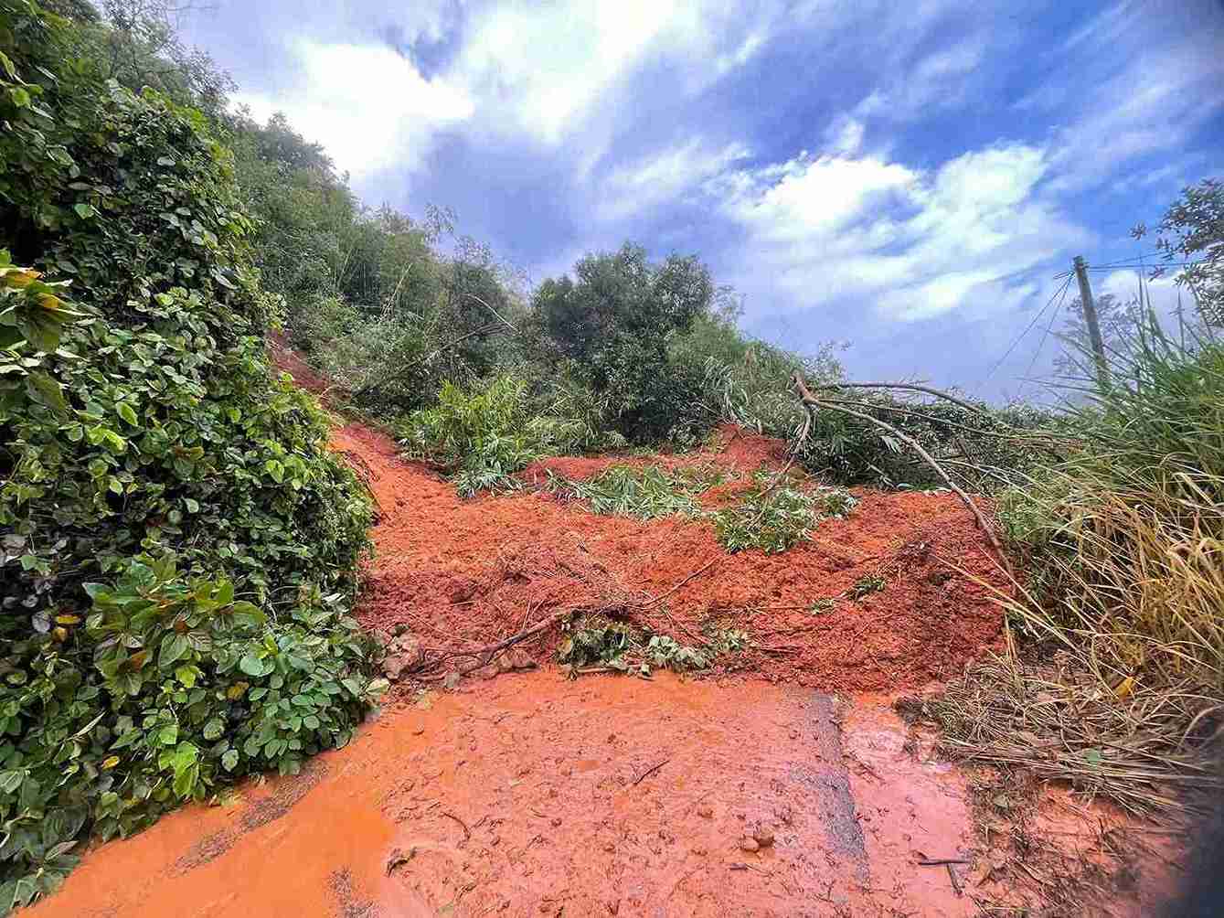 Deo Gia Bac tren Quoc lo 28 bi sat lo nghiem trong khien giao thong te liet ca hai chieu. Anh: Than Hy