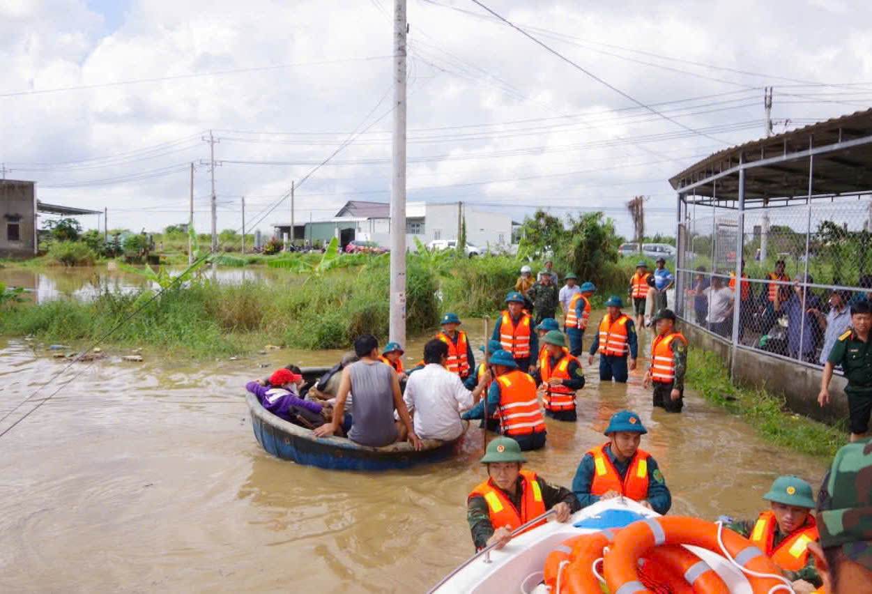 Las fuerzas armadas de la provincia de Lam Dong evacuan a la poblacion de las zonas inundadas. Foto: Proporcionada por las autoridades