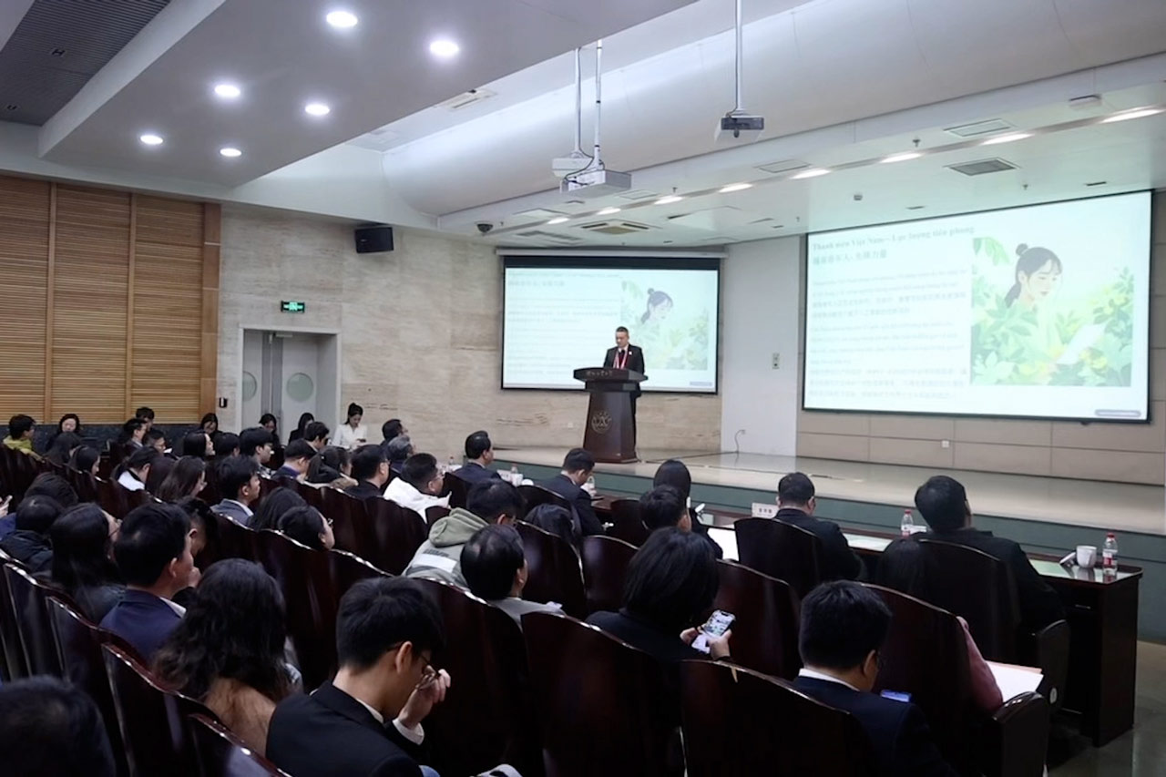 ベトナムと中国の若者が対話し、新たな協力の機会を開く