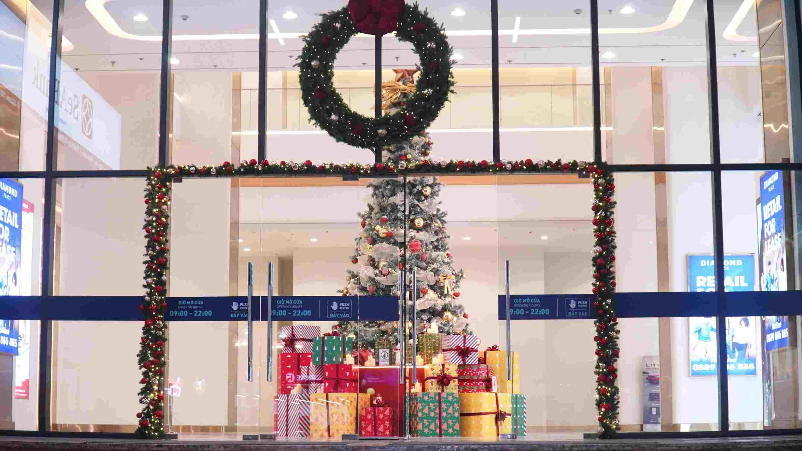 Cay thong lon duoc dat giua khuon vien cua vao toa Diamond Place, tro thanh tam diem cua khong gian Noel. Anh: Minh Vu