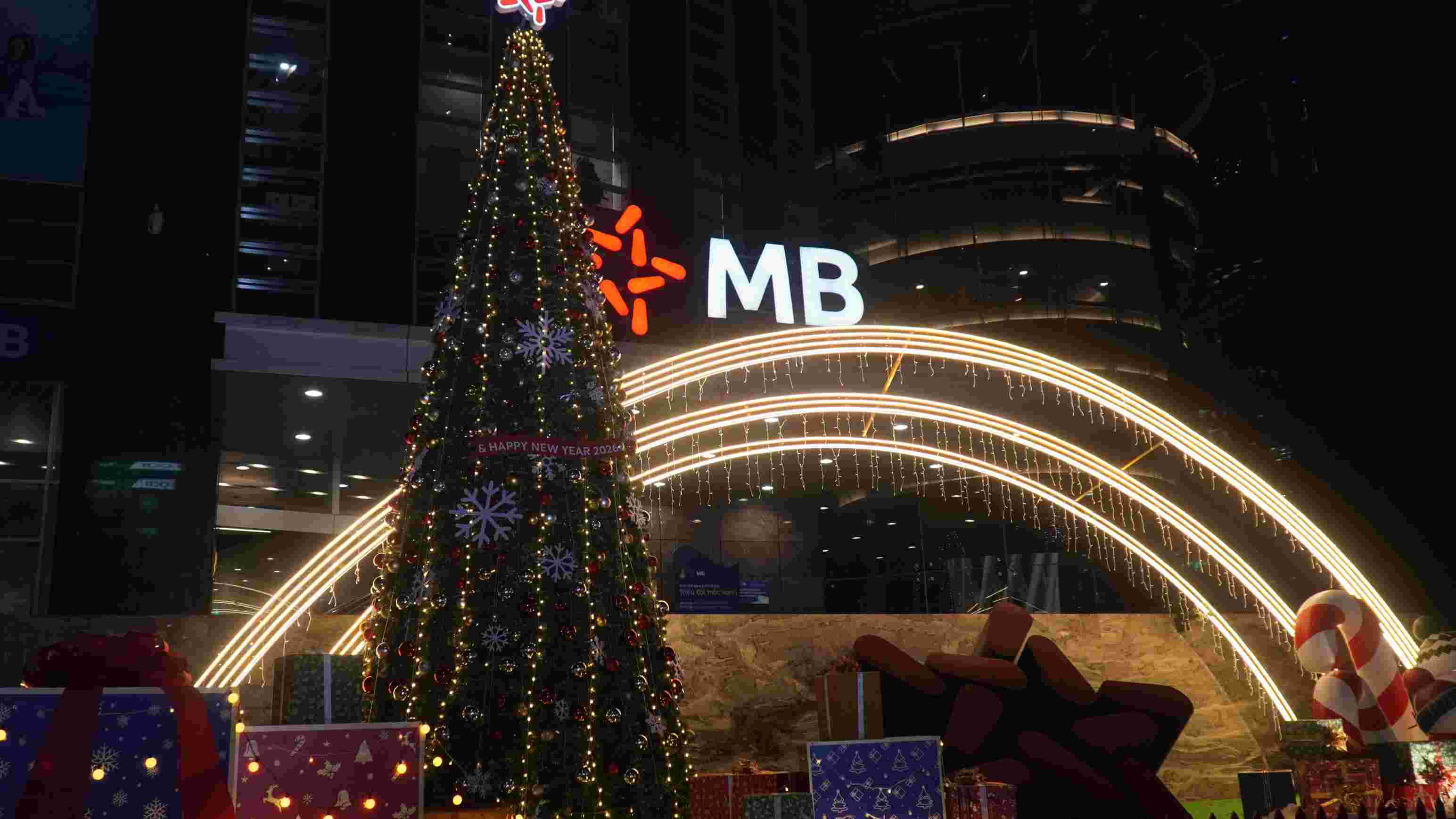 Khu vuc trang tri Giang sinh tai toa nha MB Grand Tower Le Van Luong thu hut voi cay thong lon, anh den ruc ro va tieu canh tuan loc noi bat. Anh: Minh Vu