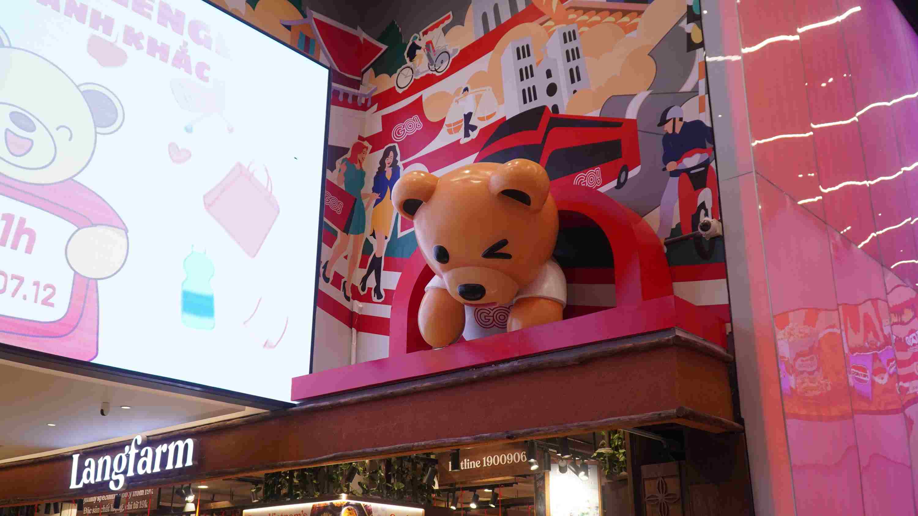 Mo hinh duoc trang tri voi gam do – trang dac trung, ket hop den led tao hieu ung lung linh vao buoi toi. Anh: Minh Vu