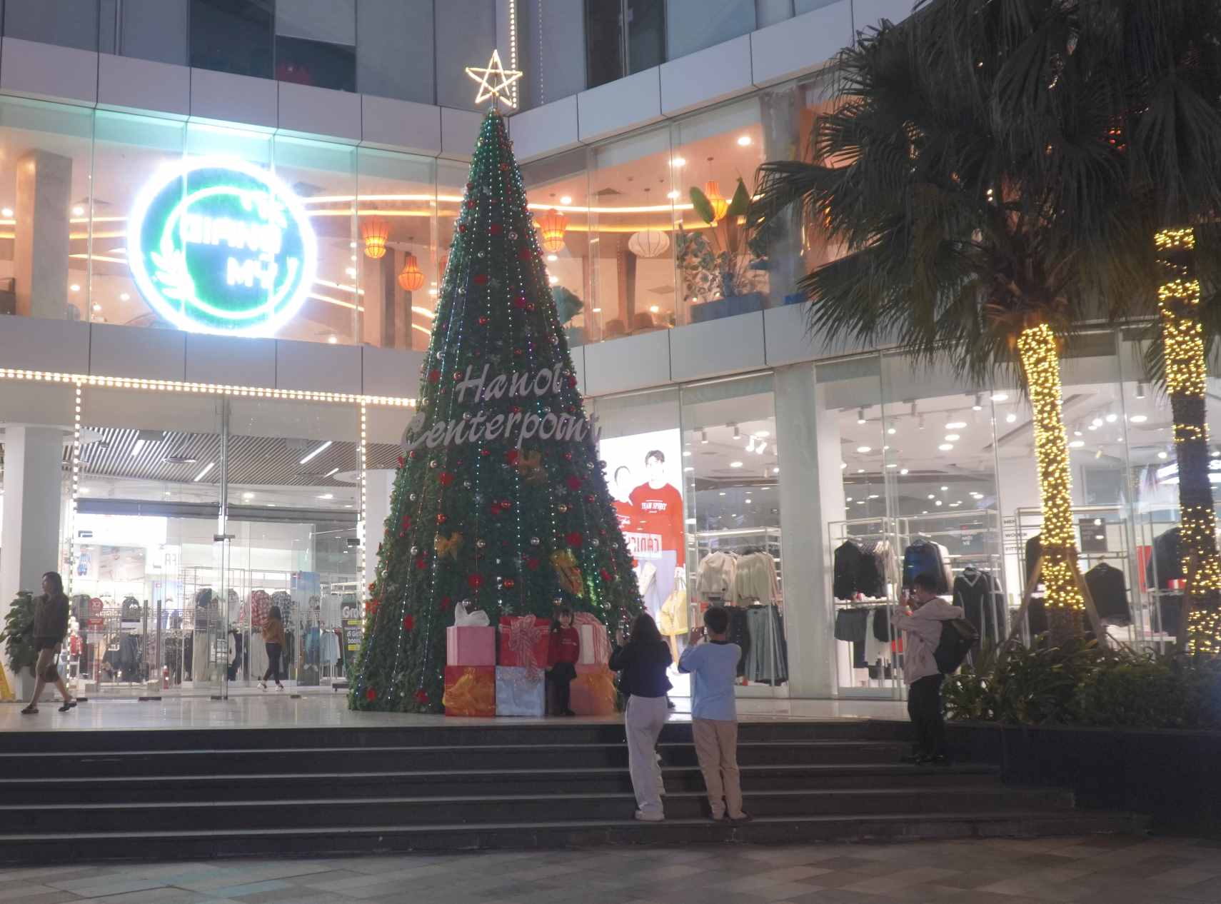 Nhieu gia dinh ghe diem trang tri tai toa nha de chup anh duoi anh den Noel lung linh. Anh: Minh Vu