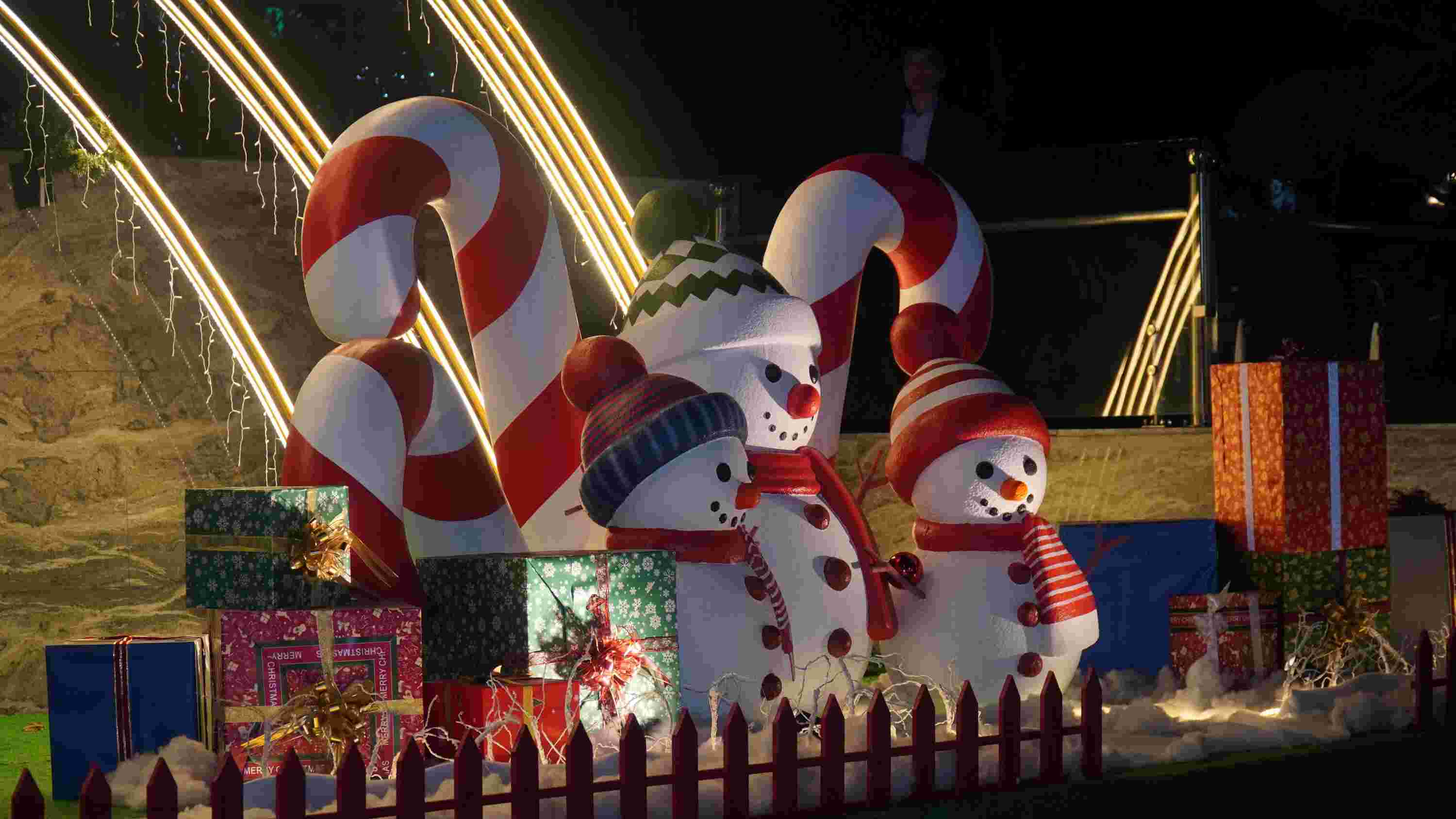 Khu tieu canh nguoi tuyet va hop qua dat ngay loi vao tro thanh diem song ao hut khach. Anh: MInh Vu