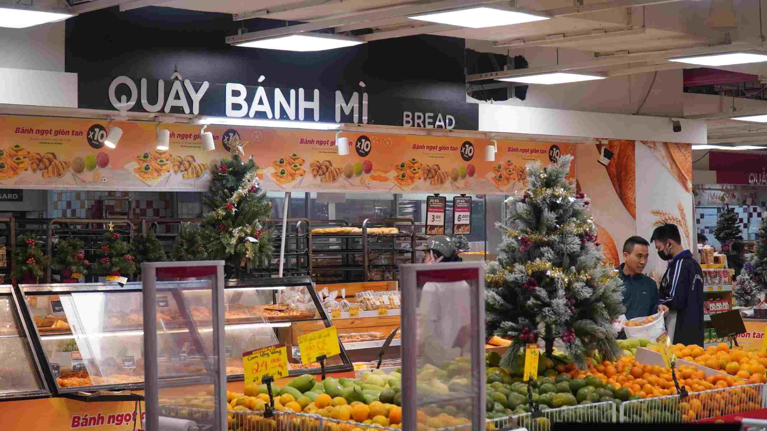 Khu vuc quay hang duoc trang tri them cac cay thong, day den tao cam giac am ap toi du khach. Anh: Minh Vu