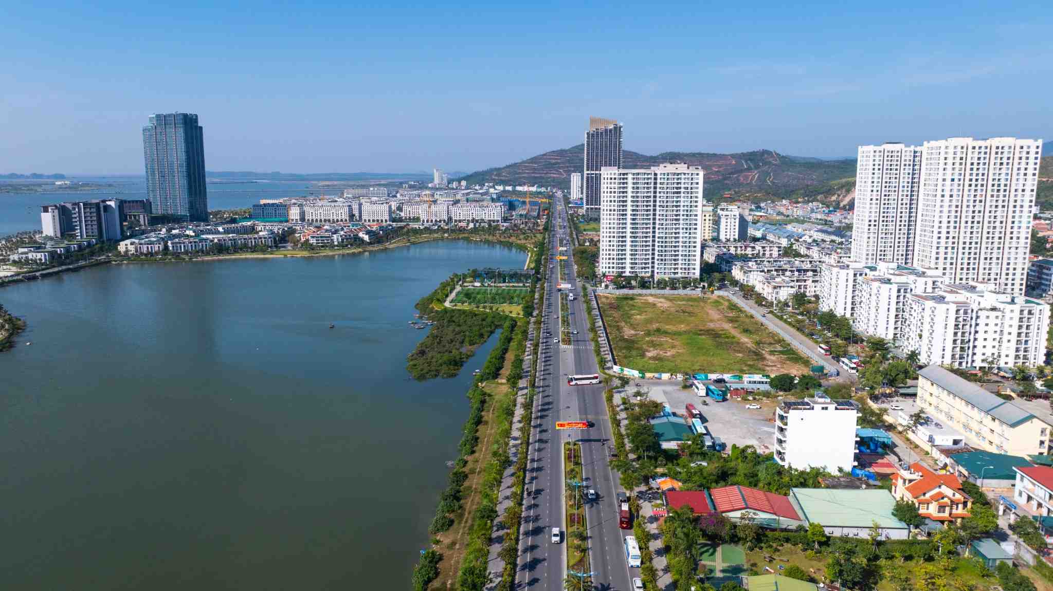 Duong Hoang Quoc Viet la mot trong nhung con duong dep nhat Ha Long. Nguon: MIK Group