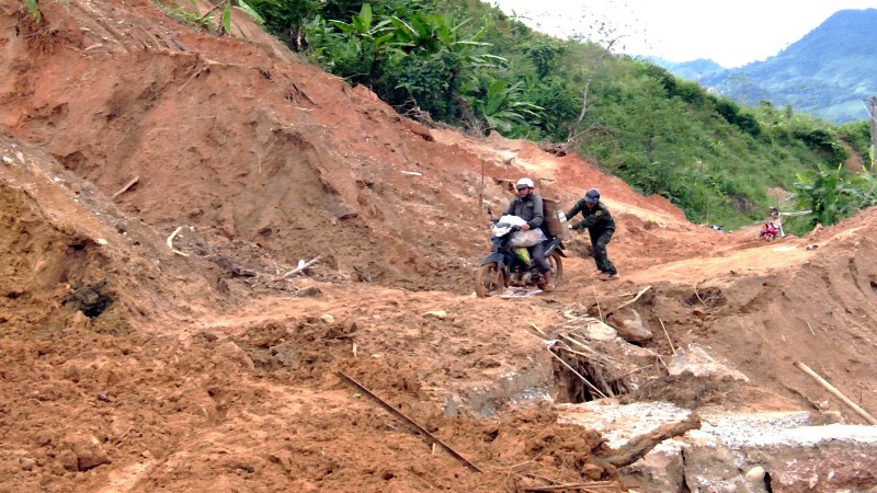 Traffic in the mountainous areas of Da Nang was devastated by landslides, isolating hundreds of households. Photo: Trung Le