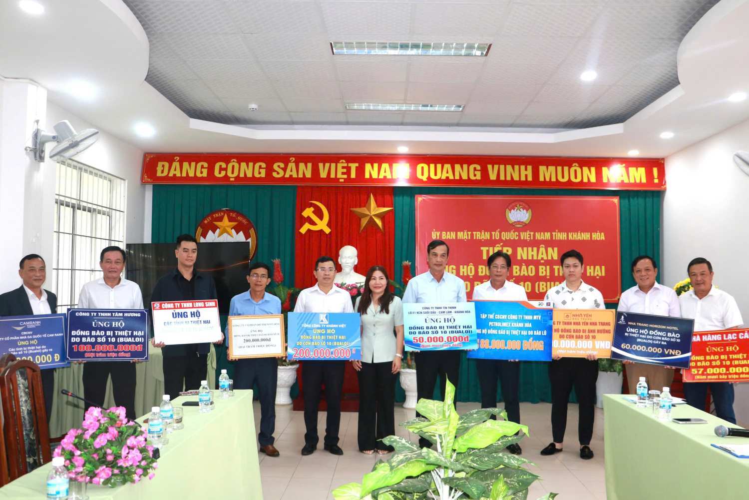 MTTQ Viet Nam tinh Khanh Hoa tiep nhan ho tro thien tai tu cac doanh nghiep, don vi. Anh: Phuong Linh