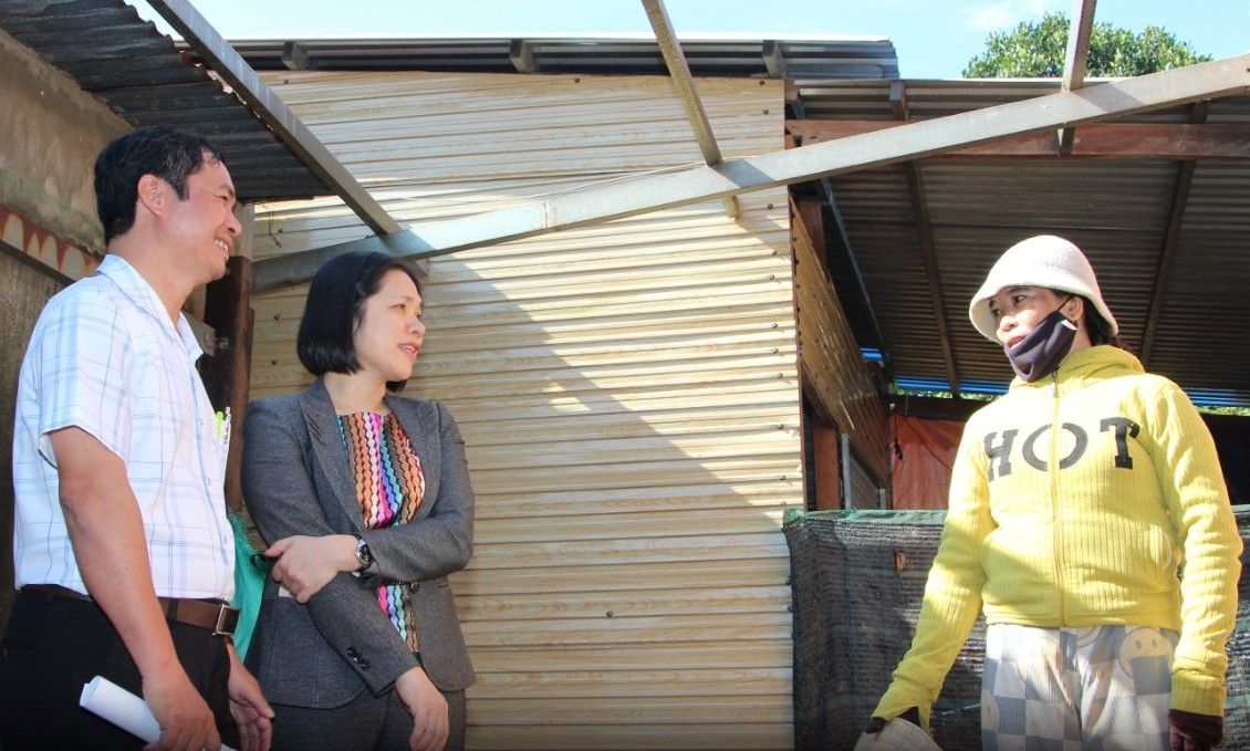 Lanh dao MTTQ Viet Nam tinh Khanh Hoa ham hoi viec ho tro sua chua nha cho nguoi dan. Anh: MTTQ 