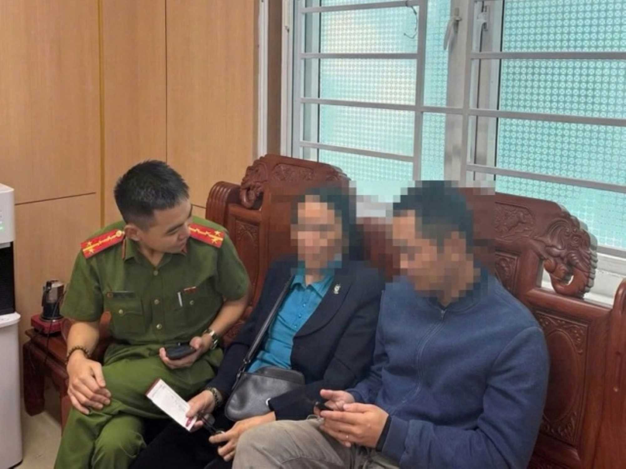 응에안성 다이동현 공안은 점점 더 정교해지는 온라인 사기 수법에 대해 주민들에게 경고합니다. 사진: 응에안성 공안