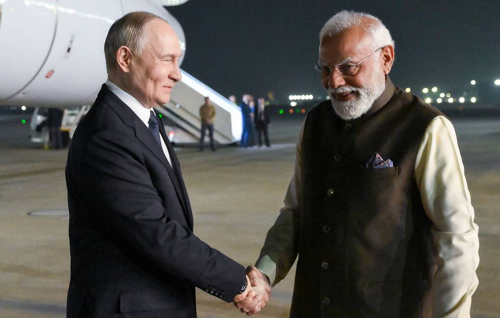 Thủ tướng Ấn Độ Narendra Modi đón Tổng thống Vladimir Putin tại sân bay. Ảnh: TASS