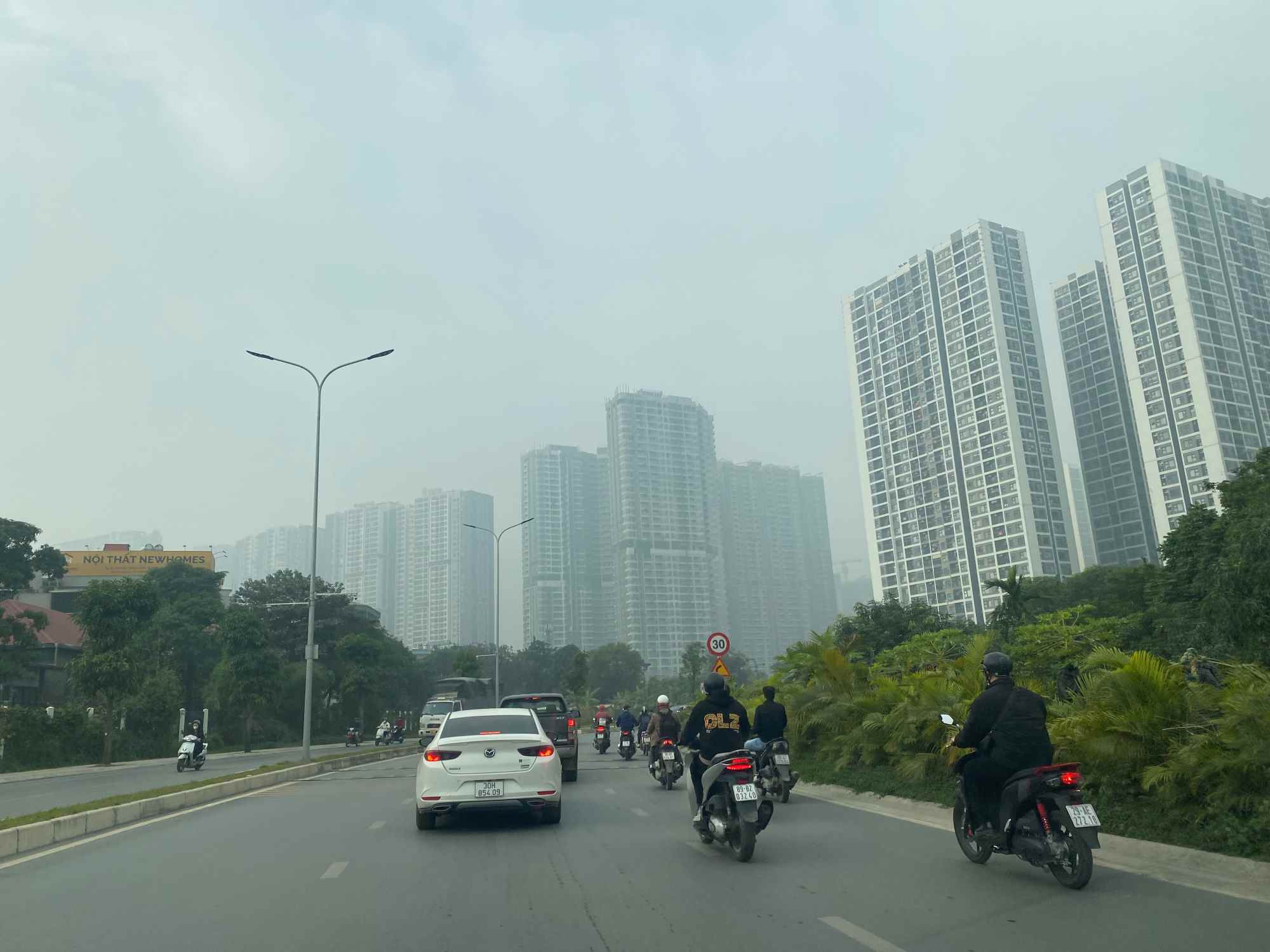 La grave contaminacion del aire en los ultimos dias ha provocado que el cielo de Hanoi se hunda en una densa niebla. Foto tomada en la mañana del 3 de diciembre en Hanoi. Foto: Thuy Linh