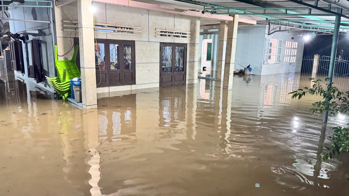 Nha dan bi ngap den nua nha. Anh: Duy Tuan 