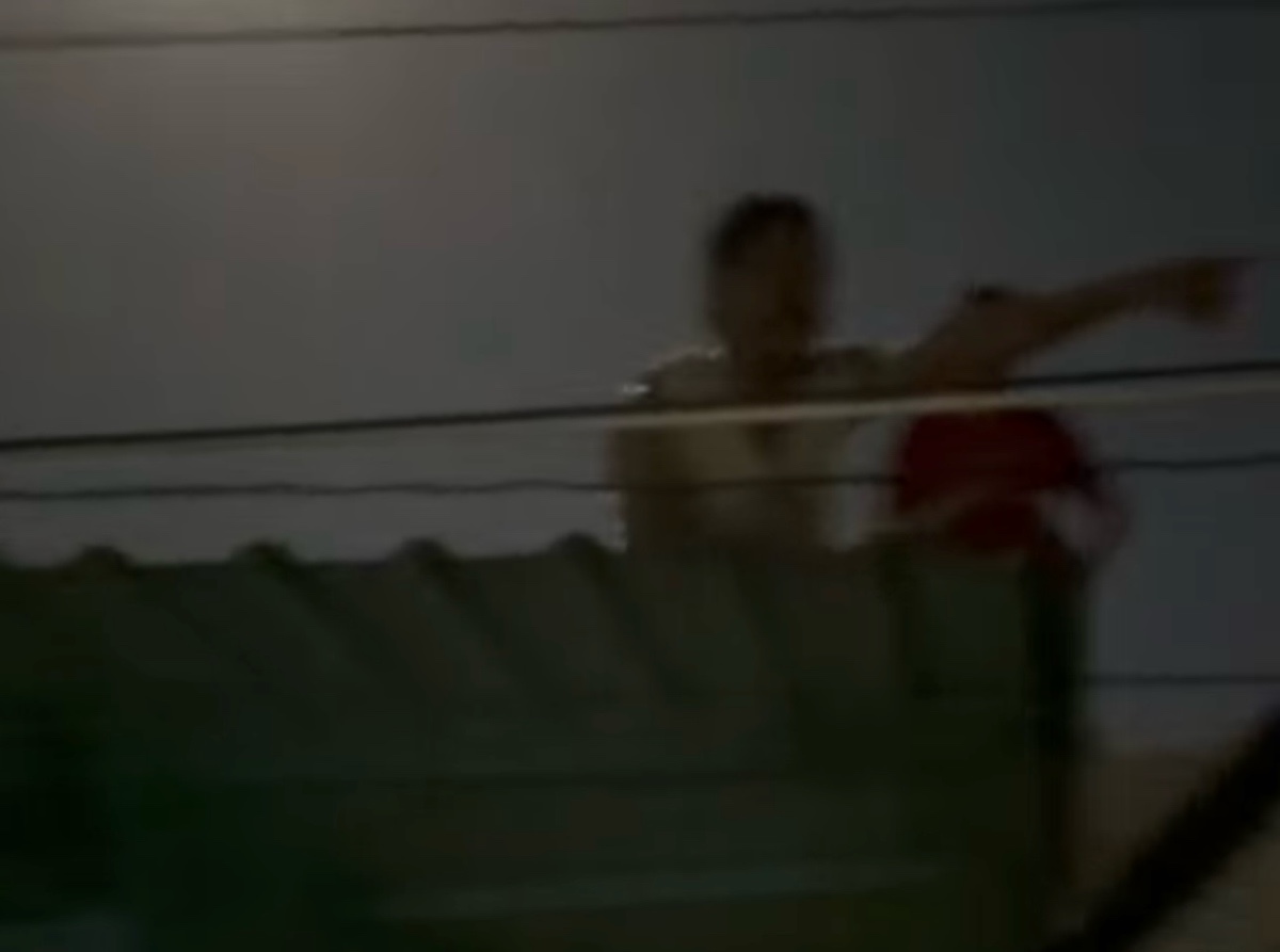 Nguoi dan leo len mai nha o khu vuc Phu Long, phuong Ham Thang de cho cuu ho. Anh: Duy Tuan 