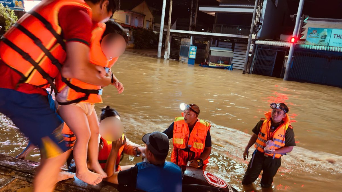 Nguoi dan duoc mo to nuoc cuu trong khu vuc ngap sau ra ngoai. Anh: Duy Tuan 
