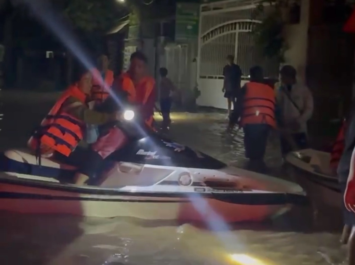 Mo to nuoc len loi vao khu vuc luu vuc Song Cai de cuu nguoi dan. Anh: Duy Tuan 