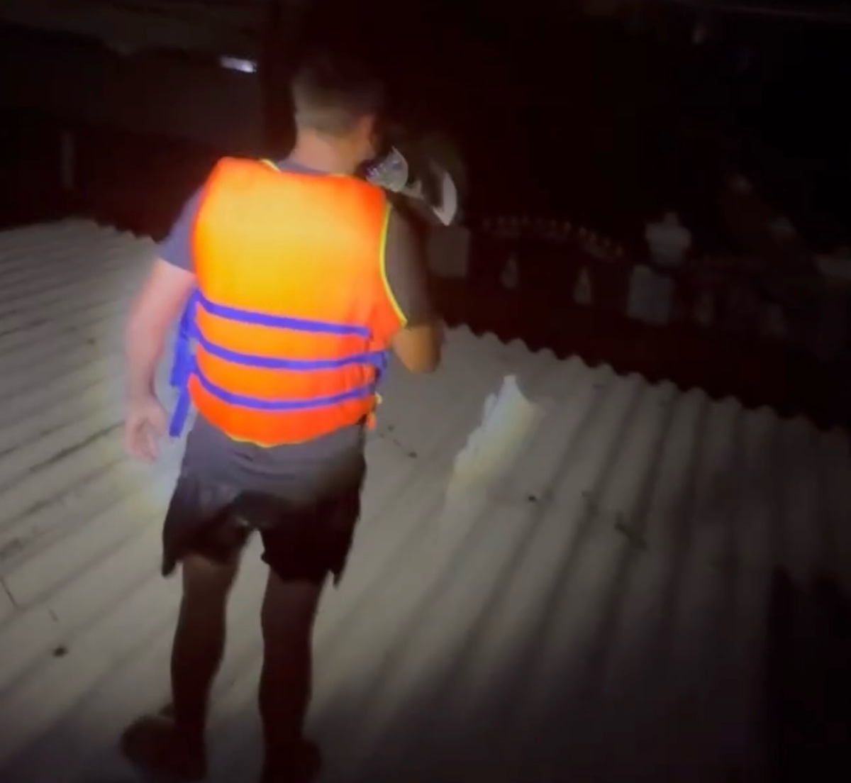 Doi cuu ho dung tren mai nha dan phat loa bao hieu. Anh: Duy Tuan 