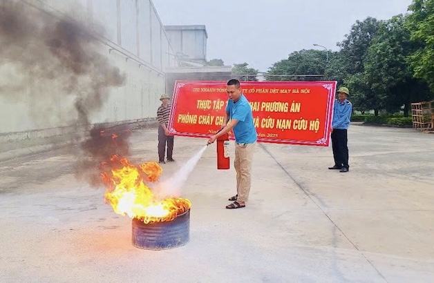 Nguoi lao dong thuc hanh tinh huong. Anh: CDCT