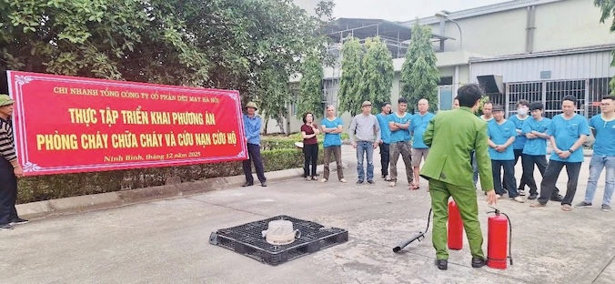 ニンビン支店ハノイ繊維・アパレル総公社の労働者が消防訓練を行っています。写真:CDCT