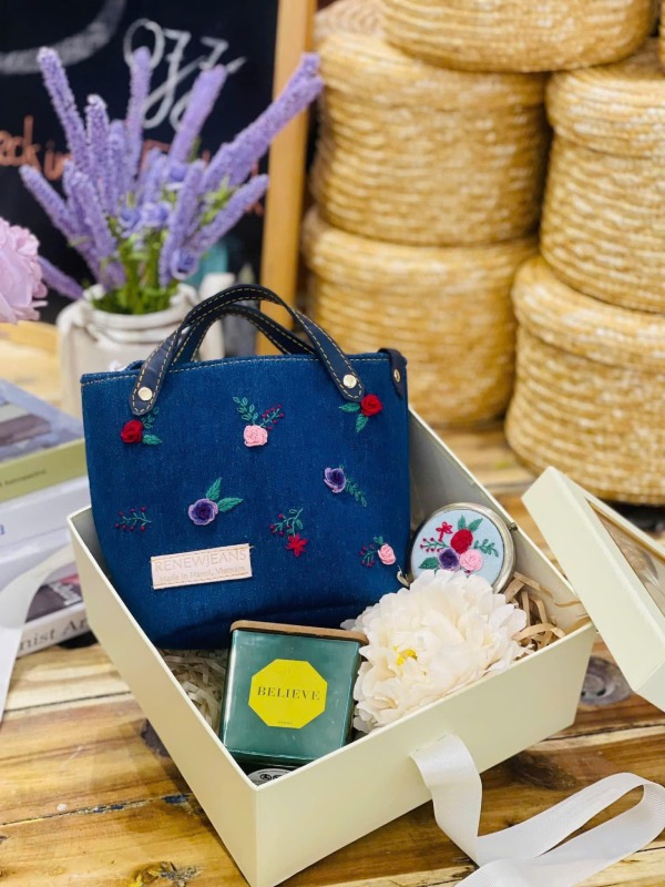 Cac san pham duoc tai che tu vai Jeans cu. Anh: Nhan vat cung cap