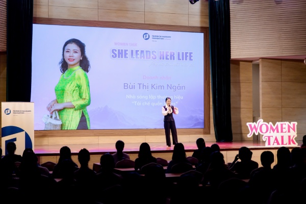 Bui Thi Kim Ngan in talk shows introducing renewal products of Renewjeans. Photo: Character provided