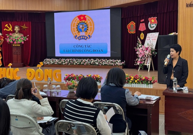 フックロイ区の労働組合は、草の根労働組合役員を対象に労働組合財務スキルを訓練しています。写真：CDP