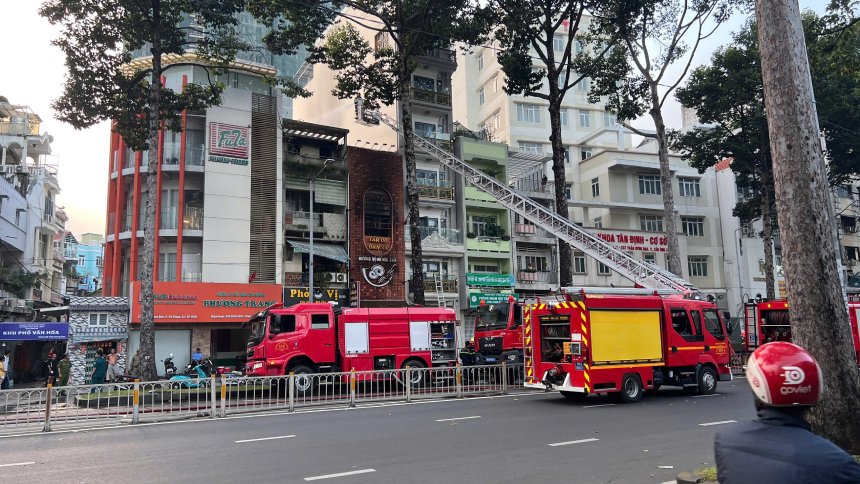 A major fire at a restaurant in the center of Ho Chi Minh City, 4 people died, 1 boy was rescued in time. Photo: Anh Tu