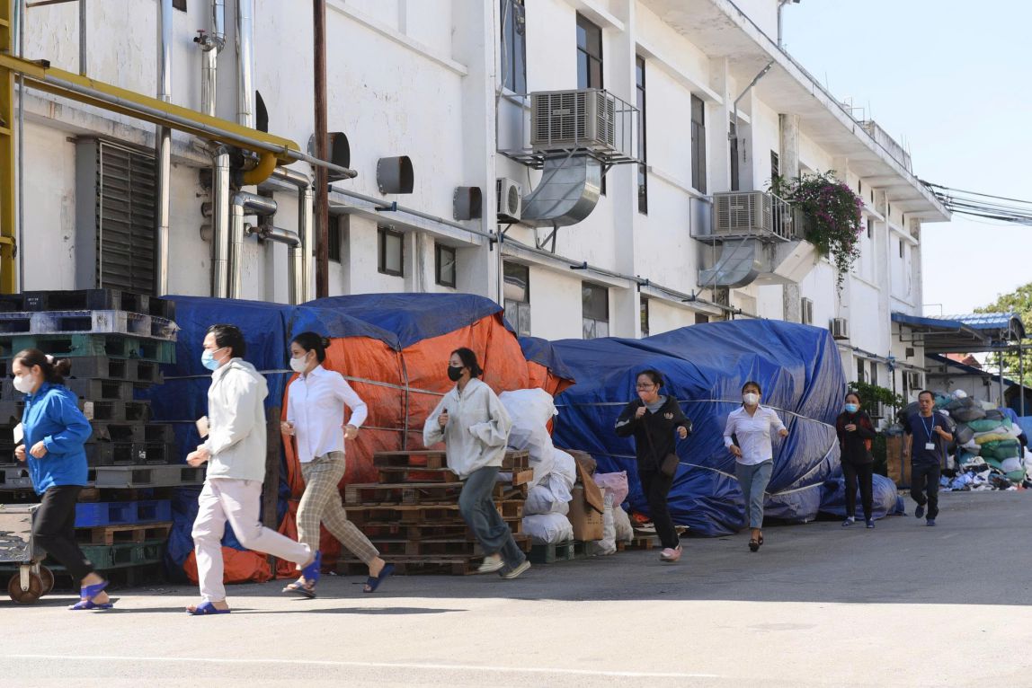 Funcionarios miembros del sindicato y trabajadores de la Corporacion General May 10 participan en la capacitacion sobre prevencion y extincion de incendios y la capacidad de manejar situaciones de emergencia. Foto: May 10