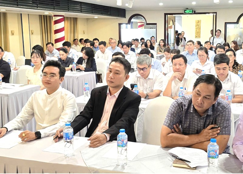 Cac dai bieu tham du hoi nghi. Anh: Nam Duong