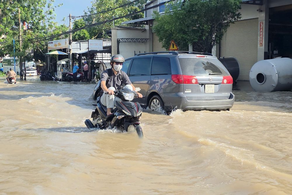 Many roads in Can Tho City were deeply flooded after heavy rain combined with high tides. Photo: Ta Quang