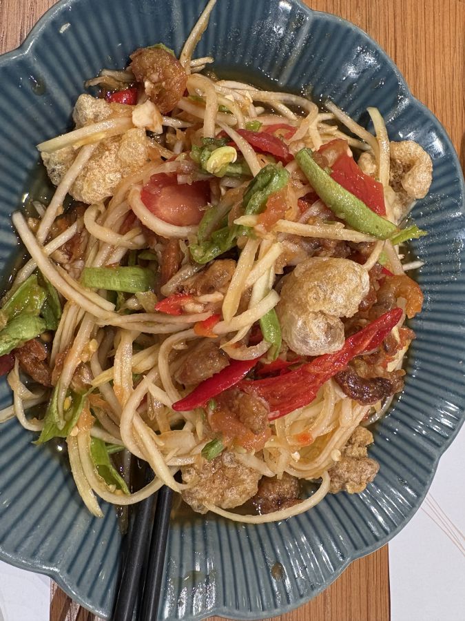 Gỏi đu đủ som tum đủ vị cay, mặn, ngọt, chua... đánh thức vị giác trong hành trình khám phá ẩm thực Thái Lan. Ảnh: Đức Anh