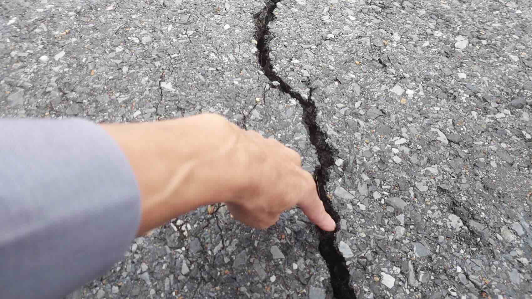 A nearly 40m long crack appeared on Deo Ngang. Photo: Van Thang