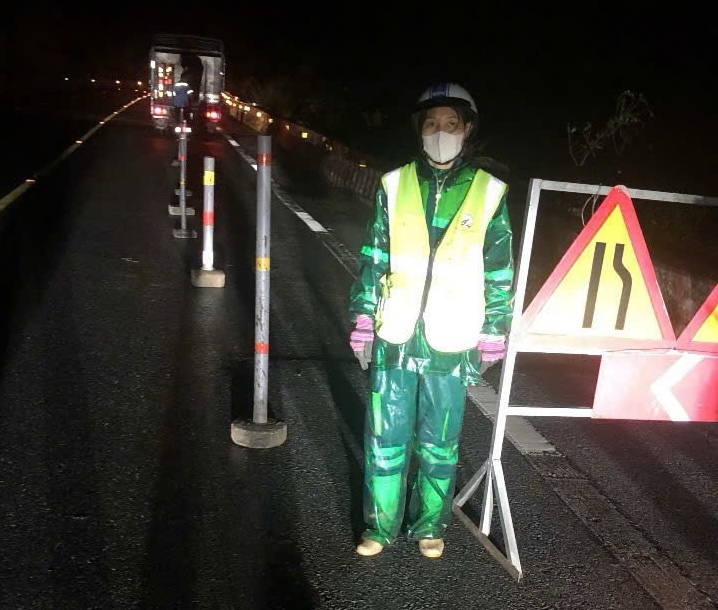 Luc luong chuc nang cang day, dat bien canh bao tam dung phuong tien luu thong tren phan mat duong bi nut. Anh: Thanh Son