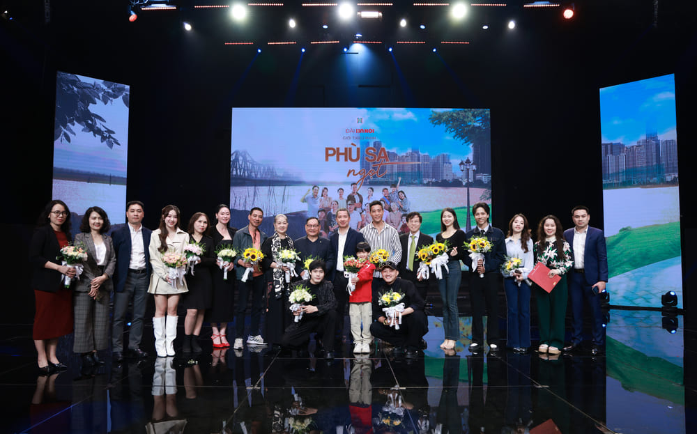 The film crew of "Sweet Phu Sa" debuted to audiences in Hanoi. Photo: Producer