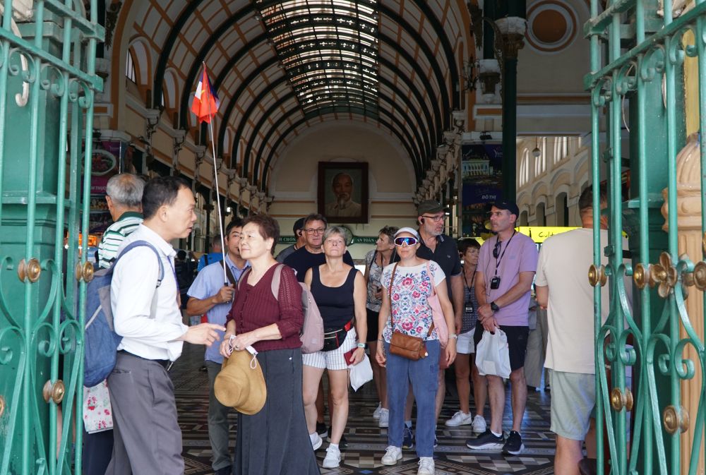 ນັກ​ທ່ອງ​ທ່ຽວ​ສາ​ກົນ​ມາ​ຢ້ຽມ​ຢາມ ແລະ ທ່ອງ​ທ່ຽວ​ນະ​ຄອນ​ໂຮ່​ຈິ​ມິນ. ພາບ: ແທງຈັນ