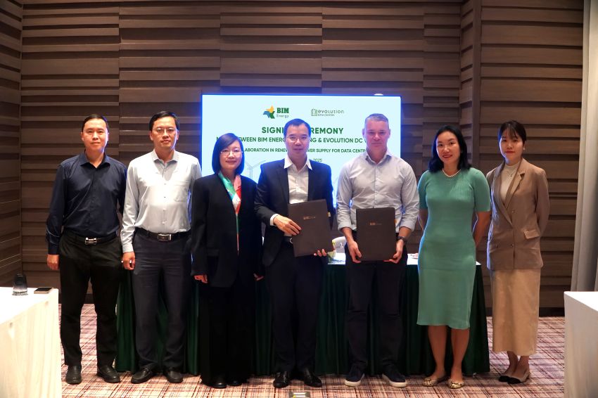 Mr. Nguyen Hai Vinh - General Director of BIM Energy (4th from left), and Mr. Darren Webb, Co-founder and General Director of Evolution Data Centres at the signing ceremony of the Memorandum of Understanding. Photo: BIM Group
