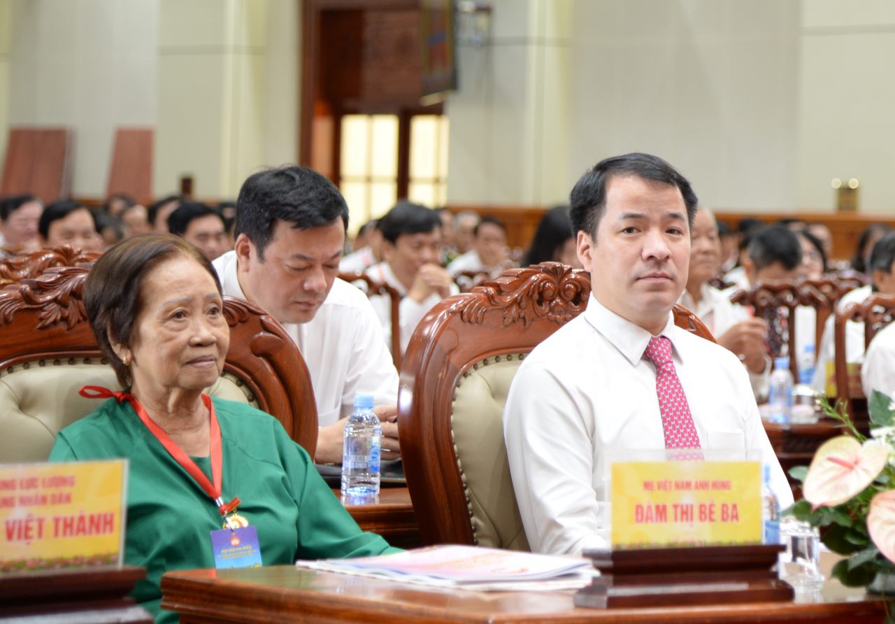 Ong Ngo Van Cuong, Pho Bi thu chuyen trach Dang uy Mat tran To quoc, cac doan the Trung uong (ben trai) - tham du Dai hoi dai bieu Mat tran To quoc tinh Dong Thap lan thu I, nhiem ky 2025-2030. Anh: Thanh Nhan