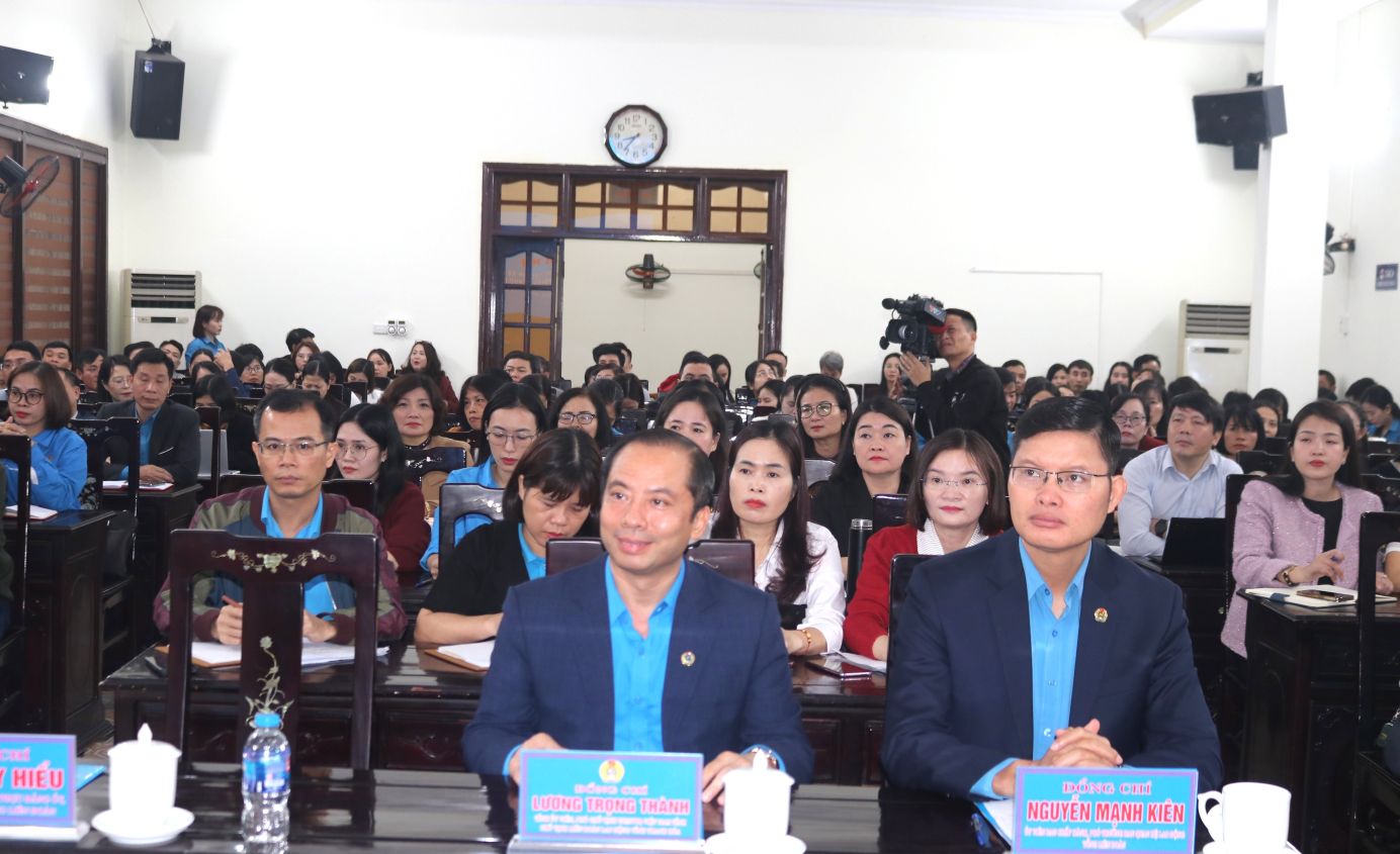 Lanh dao Tong LDLD Viet Nam, LDLD tinh Thanh Hoa va cac dai bieu du hoi nghi. Anh: X.H