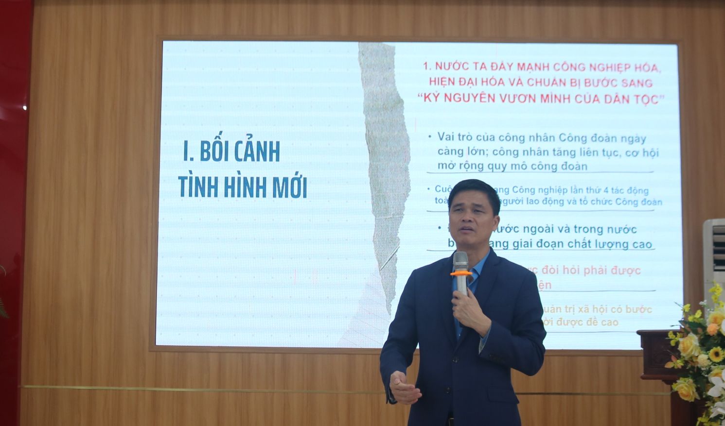 Theo Pho Chu tich Ngo Duy Hieu, viec hieu ro boi canh tinh hinh moi rat quan trong trong cong tac truyen thong cong doan. Anh: X.H