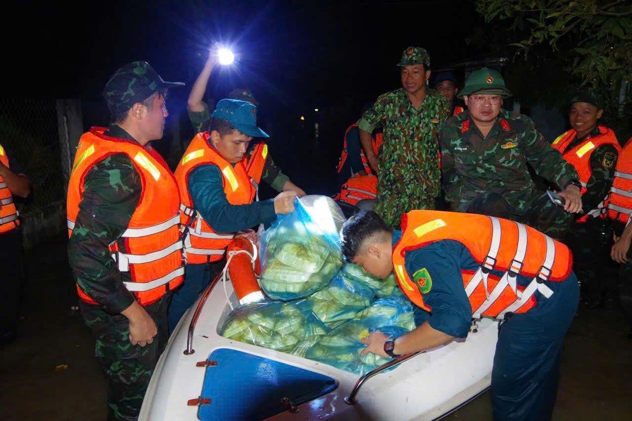Luc luong cuu ho tiep te do an, thuc uong cho nguoi dan tai cac vung ngap sau. Anh: Phuc Khanh
