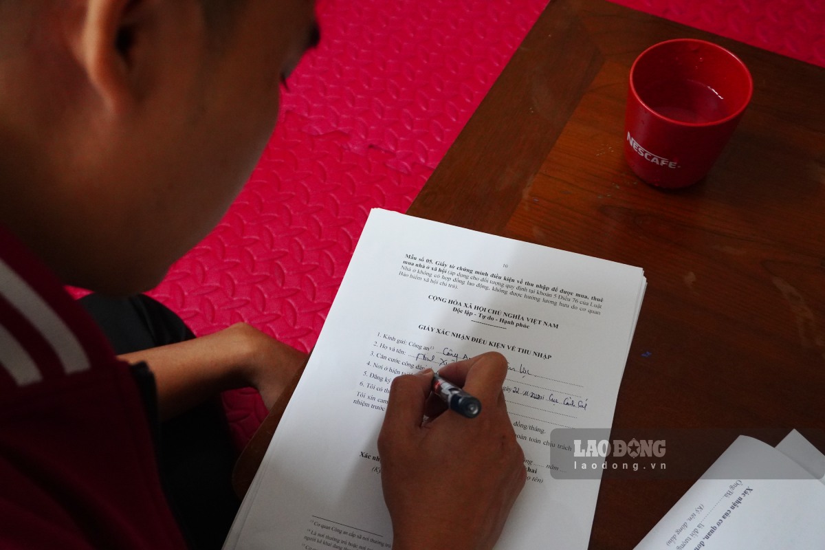 Muchos trabajadores autonomos luchan por completar los expedientes para comprar viviendas sociales. Foto: Nhu Ha