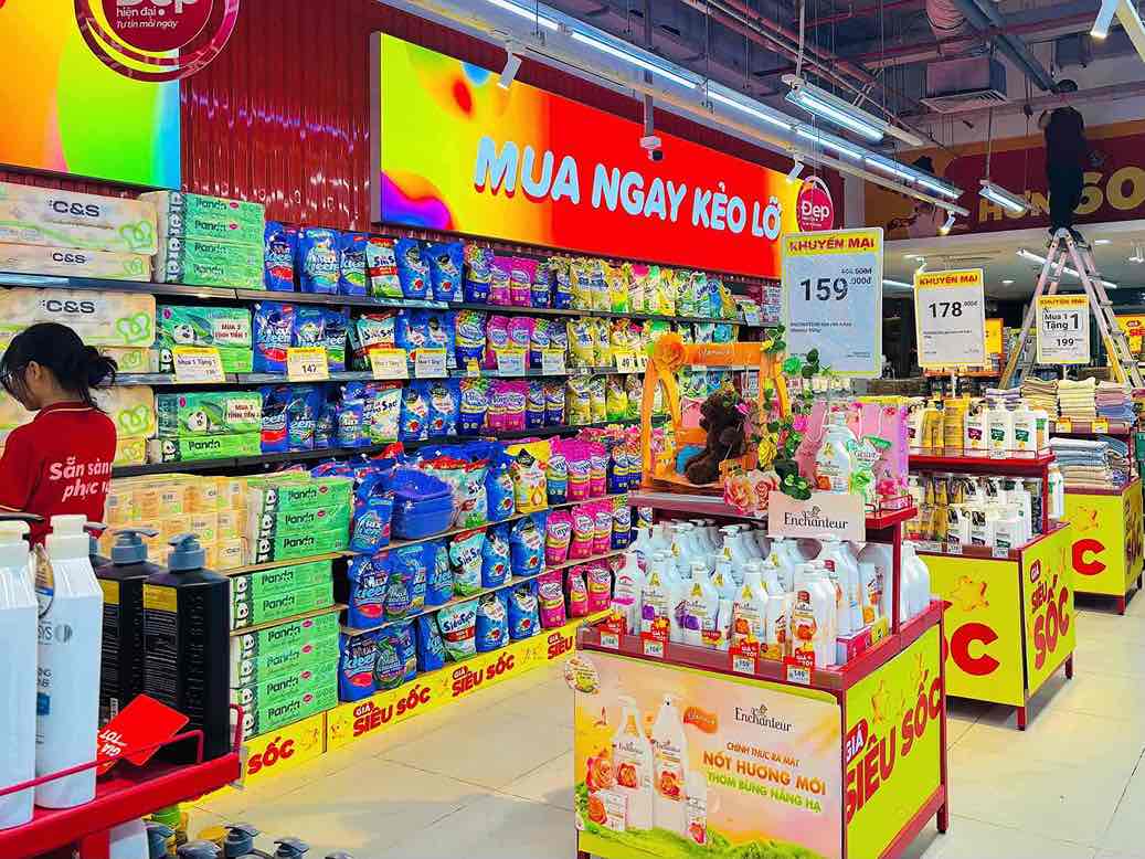 WinMart trien khai chuong trinh uu dai lon, giam gia nhieu san pham tieu dung nham kich cau thi truong dip cuoi nam. Anh: Song Anh.