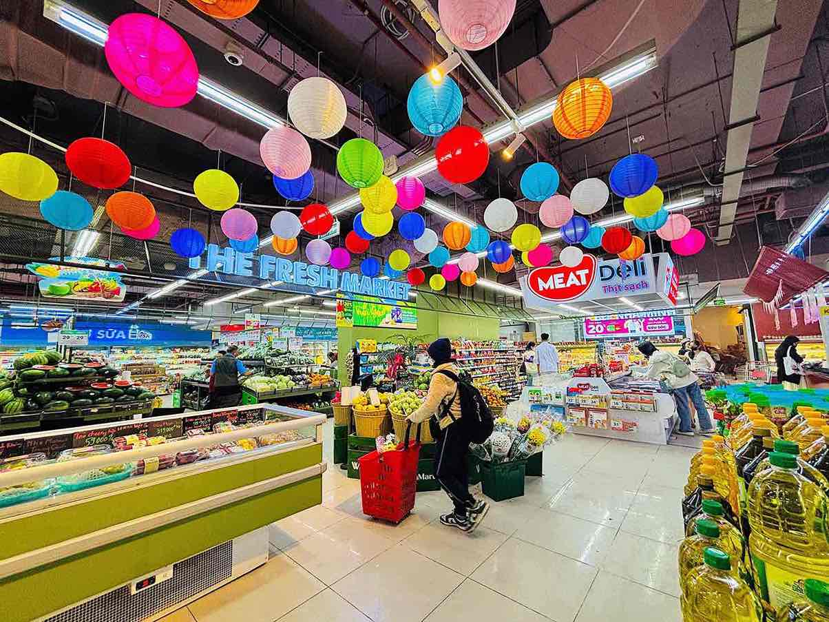 Khu vuc thuc pham tuoi song va hang thiet yeu tai sieu thi WinMart Ha Noi duoc trang tri ruc ro, thu hut nguoi tieu dung dip cuoi nam. Anh: Song Anh.