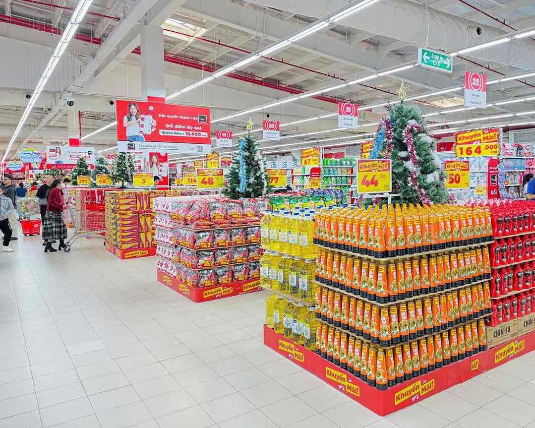 Khong khi mua sam cuoi nam tai sieu thi GO! Thang Long (Ha Noi) voi hang loat san pham giam gia, trung bay bat mat thu hut nguoi tieu dung. Anh: Song Anh.