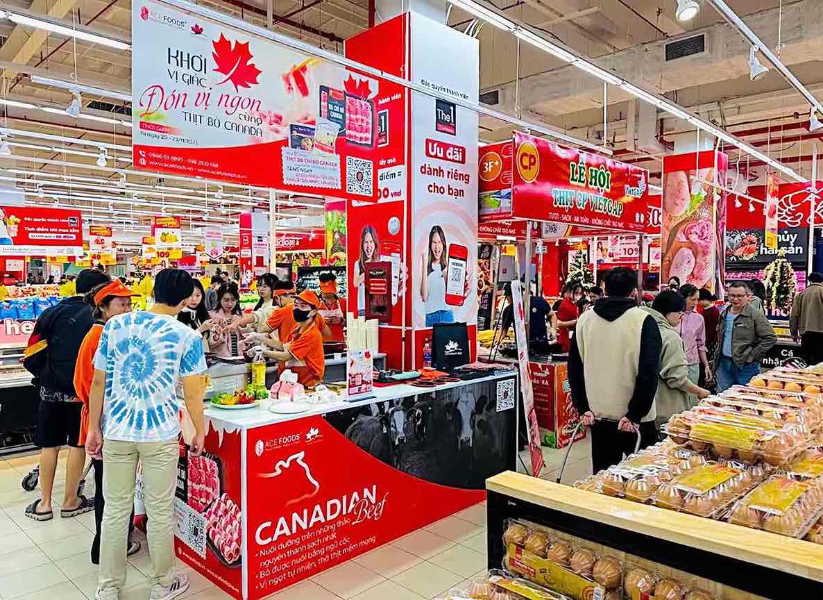 Khong khi mua sam soi dong tai khu vuc am thuc va hang tuoi song trong chuong trinh khuyen mai cuoi nam cua sieu thi GO!. Anh: Song Anh.