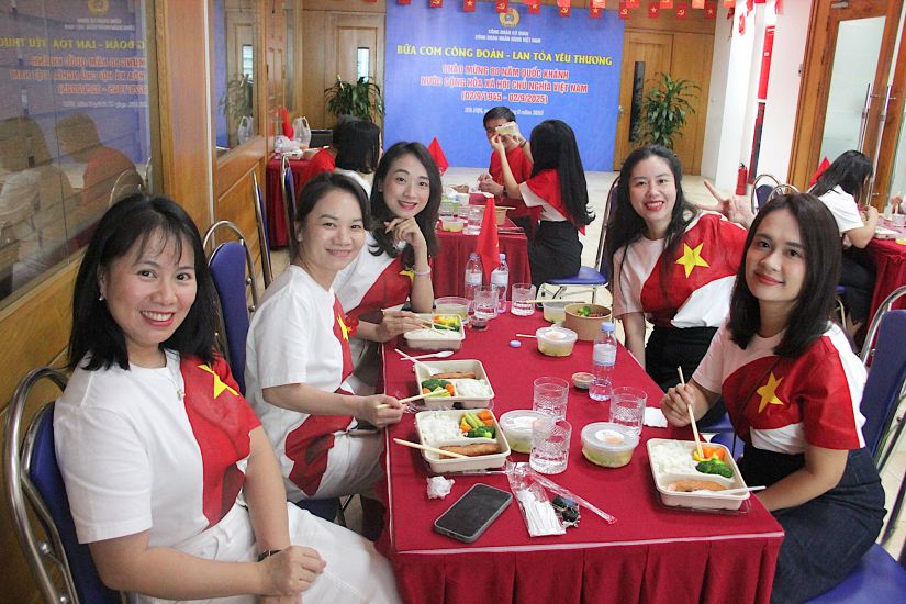 9月2日の建国80周年を記念して、ベトナム国家銀行労働組合機構は労働組合食堂を開催しました。写真:CDNHVN
