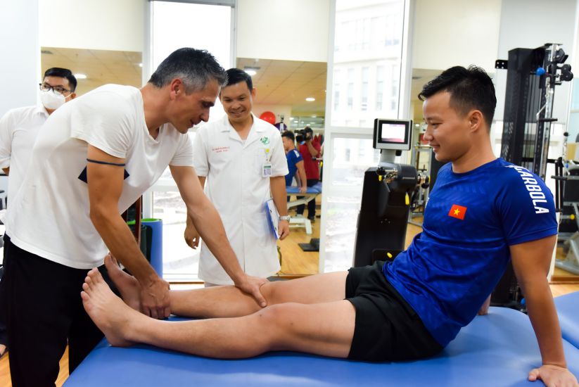 El jugador de la seleccion nacional Nguyen Hoai Van tuvo que someterse a una cirugia por una fractura de ligamentos pero ahora continua sufriendo una lesion por lo que esta ausente de los SEA Games 33. Foto: Hospital 175