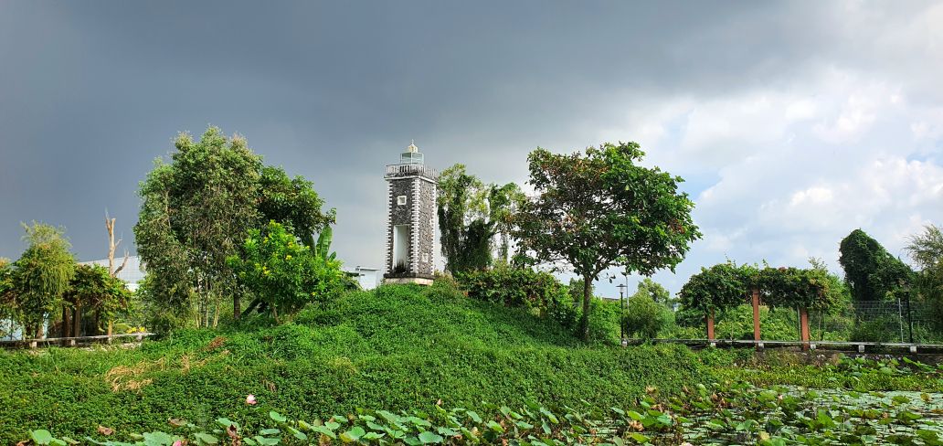 Ngon hai dang trong khuon vien Den tho 10 Anh hung liet si khoi nghia Hon Khoai. Anh: Nhat Ho