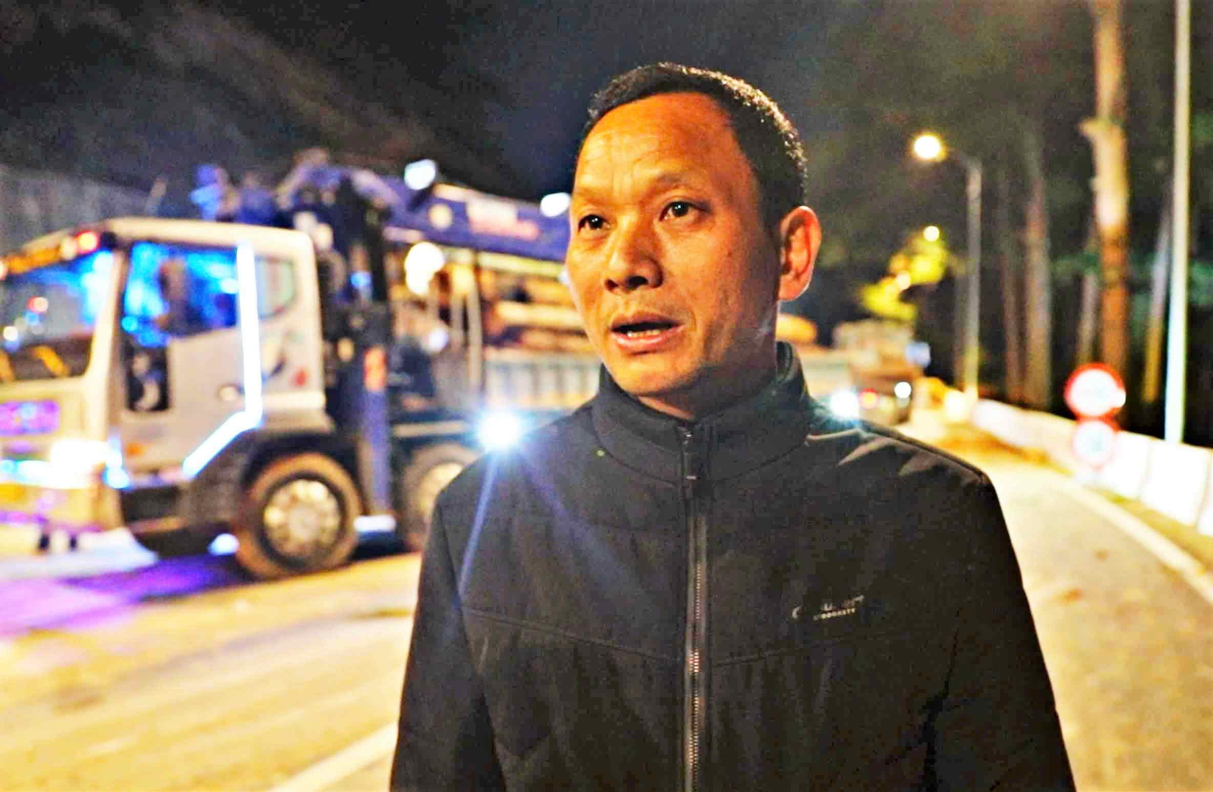 Ong Pham Ha, Can bo giam sat cua Ban Quan ly du an Dau tu xay dung so 1 tinh Lam Dong cho biet, don vi tap trung toi da luc luong, phuong tien de khac phuc diem sat truot tren deo Prenn nhanh nhat. Anh: Phuc Khanh